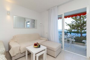 TV - Comodoro 8 - Studio on front line with panoramic sea views (Los Cristianos)