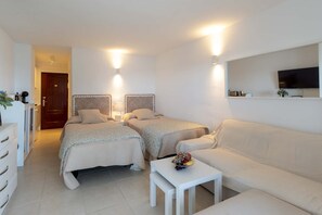Iron/ironing board, WiFi, bed sheets - Comodoro 8 - Studio on front line with panoramic sea views (Los Cristianos)