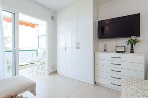 TV - Comodoro 8 - Studio on front line with panoramic sea views (Los Cristianos)
