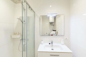 Shower, hair dryer, towels - Comodoro 8 - Studio on front line with panoramic sea views (Los Cristianos)