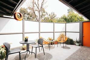 Outdoor dining - Chic Mid Century Modern Retreat South Pasadena (South Pasadena)