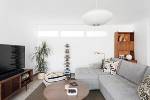 Una televisión, libros
