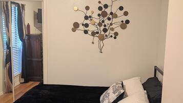 2 bedrooms, iron/ironing board, WiFi, bed sheets