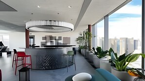 Een modern interieur met een gebogen bar, een zithoek en grote ramen met uitzicht over de stad.