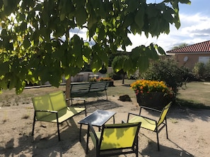 Terrace/patio - Gite with Lake Access, Enclosed Garden & View – Cantal, Near Saint-Etienne-Cantales (Saint-Gérons)