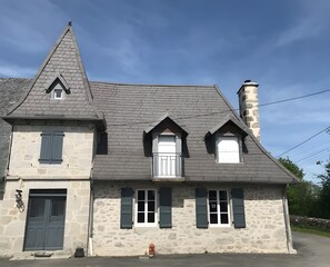 Exterior - Gite with Lake Access, Enclosed Garden & View – Cantal, Near Saint-Etienne-Cantales (Saint-Gérons)