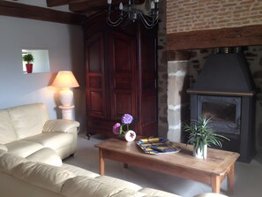 TV, fireplace, DVD player, ping pong - Gite with Lake Access, Enclosed Garden & View – Cantal, Near Saint-Etienne-Cantales (Saint-Gérons)