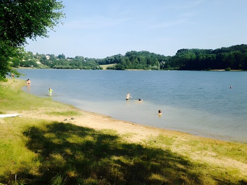 Gite avec accès au lac, jardin clos et vue. Cantal, proche Saint-Etienne-Cantales
