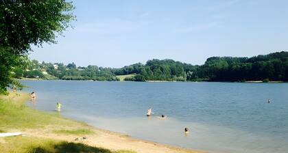 Gite avec accès au lac, jardin clos et vue. Cantal, proche Saint-Etienne-Cantales