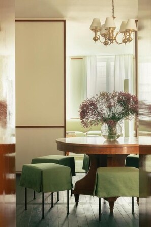 Deluxe-Apartment, Stadtblick | Speisen