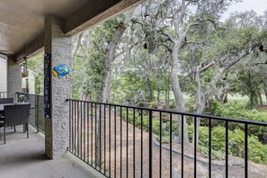 Property grounds - Sunset Rentals | Devonshire 205 "The Happy Turtle" (Hilton Head Island)