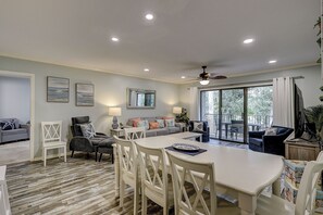 Smart TV - Sunset Rentals | Devonshire 205 "The Happy Turtle" (Hilton Head Island)