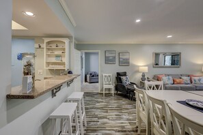 Interior - Sunset Rentals | Devonshire 205 "The Happy Turtle" (Hilton Head Island)