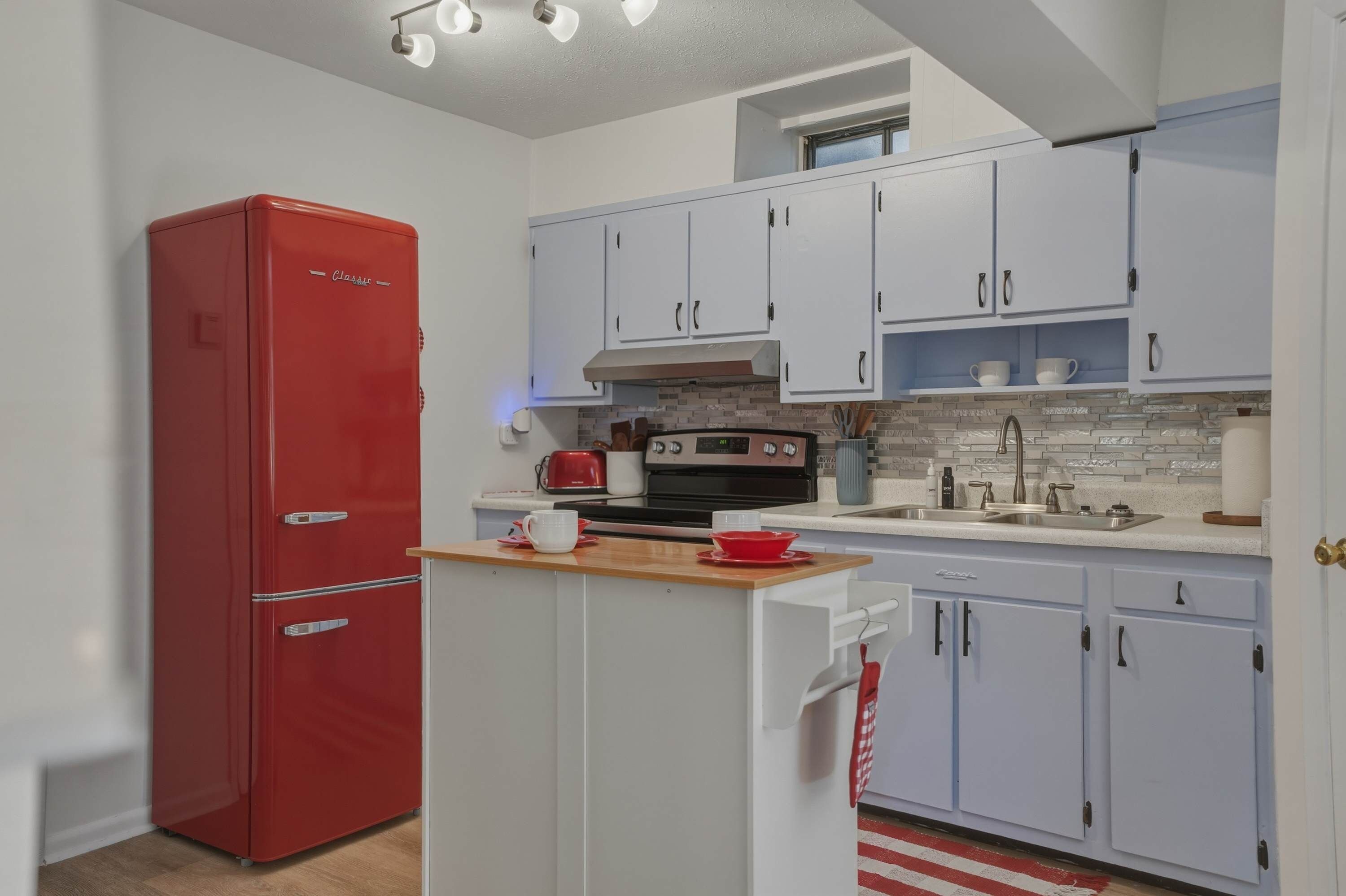 Coffee/tea maker, fridge, microwave, oven
