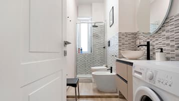 Douche, sèche-cheveux, serviettes fournies
