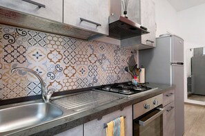 Fridge, oven, stovetop, cookware/dishes/utensils - La Casetta di G&G Varese – Cozy Apartment near City Center and Stations (Varese)