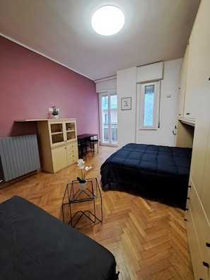 Tabla de planchar con plancha, wifi y ropa de cama 
