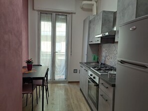 Fridge, oven, stovetop, cookware/dishes/utensils - La Casetta di G&G Varese – Cozy Apartment near City Center and Stations (Varese)