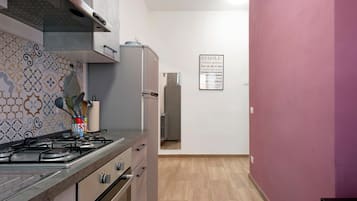 Fridge, oven, stovetop, cookware/dishes/utensils