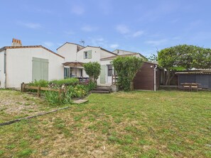 Exterior - House for 4 - garden with trees (Les Portes-en-Ré)