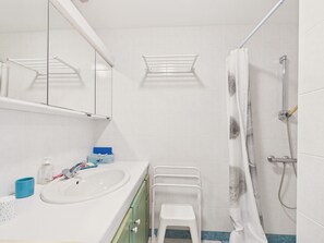 Shower, hair dryer - House for 4 - garden with trees (Les Portes-en-Ré)