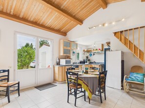 Dining - House for 4 - garden with trees (Les Portes-en-Ré)