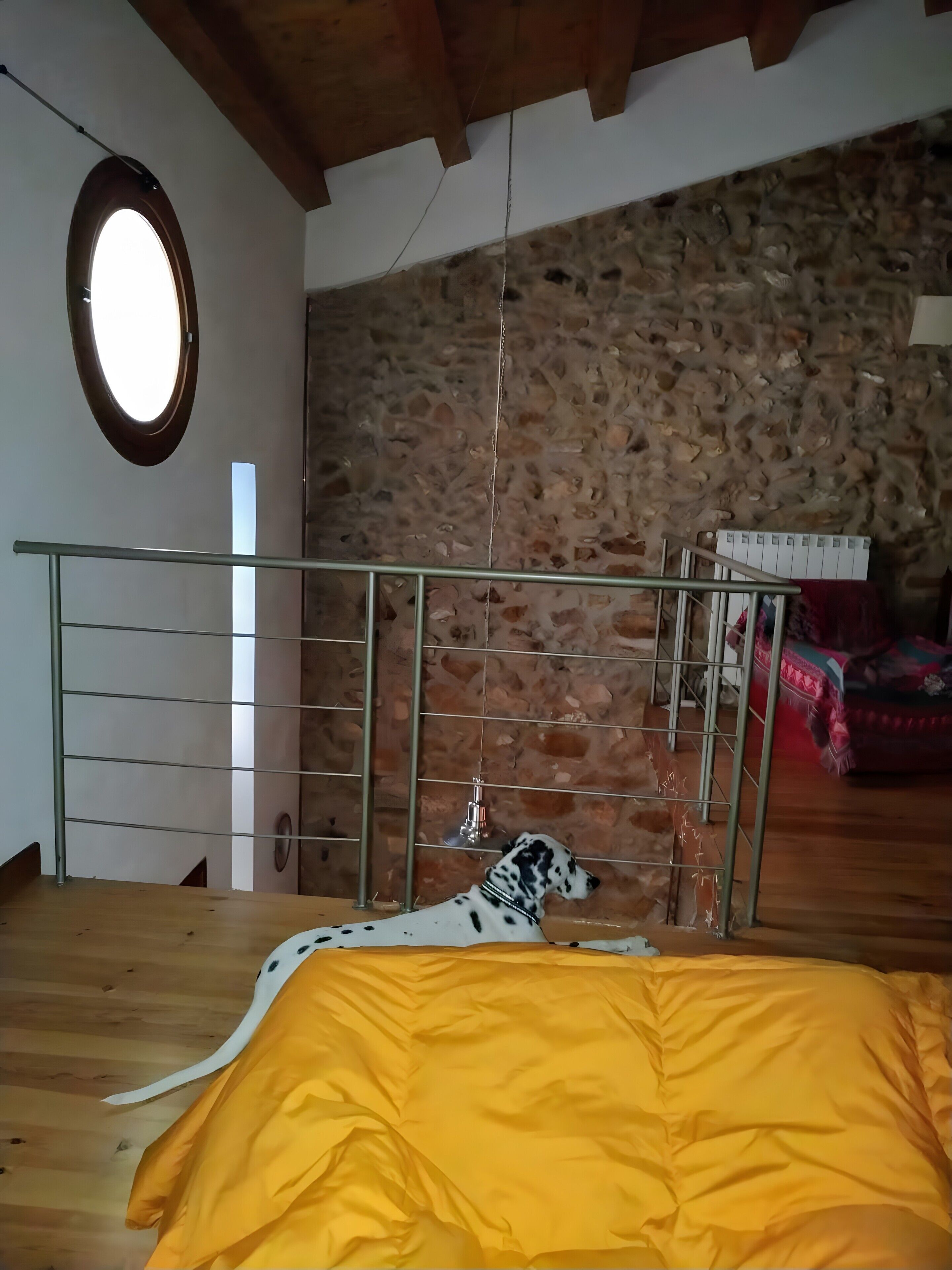 Tabla de planchar con plancha y ropa de cama 