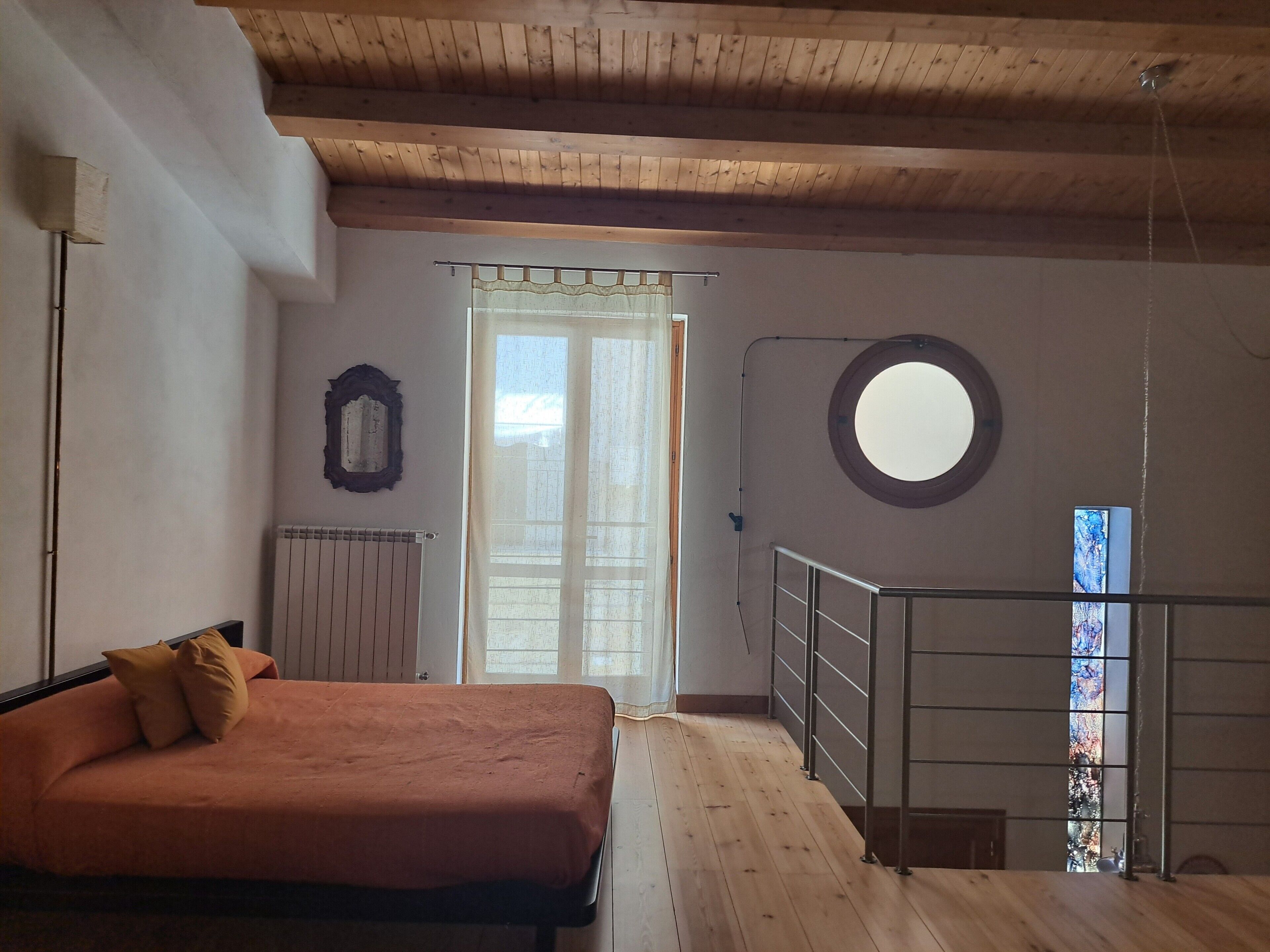 1 sovrum, strykjärn/strykbräda och sängkläder