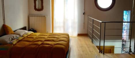 Iron/ironing board, bed sheets