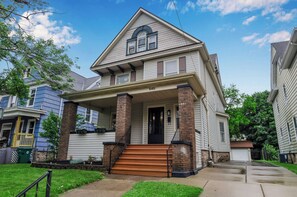 Exterior - Cozy Charming Chilton – Hear the Roar of Niagara (Niagara Falls)
