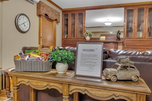 Lobby - Cozy Charming Chilton – Hear the Roar of Niagara (Niagara Falls)