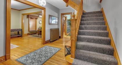 Cozy Charming Chilton – 5 Min to Niagara Falls – Hear the Roar