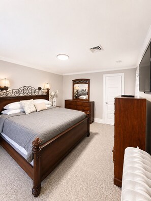 4 bedrooms, iron/ironing board, WiFi, bed sheets - Cozy Charming Chilton – Hear the Roar of Niagara (Niagara Falls)
