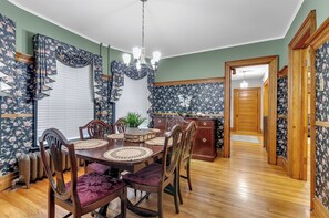 Dining - Cozy Charming Chilton – Hear the Roar of Niagara (Niagara Falls)