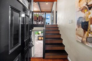 Eine Treppe führt zu einer zweiten Etage mit Blick ins Freie.