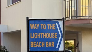 Opaste, joka näyttää suunnan Lighthouse Beach Bar -rantabaariin.