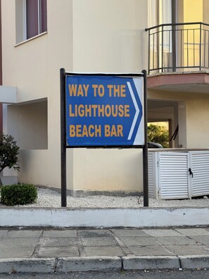 Ein Schild, das den Weg zur Lighthouse Beach Bar weist.