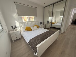 3 slaapkamers, een strijkplank/strijkijzer, wifi, beddengoed