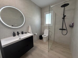 Een haardroger, handdoeken, zeep, toiletpapier