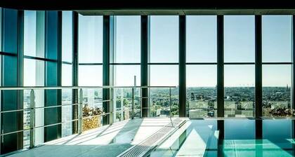 Bright Room Near Leiden Gardens with Spa and Pool