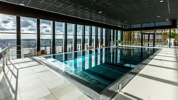Una piscina cubierta