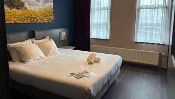 Een strijkplank/strijkijzer, gratis wifi, beddengoed