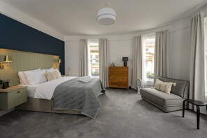 4 Schlafzimmer, Schreibtisch, Bügeleisen/Bügelbrett, Reisekinderbett
