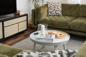 Fernseher, DVD-Player, Bücher, Videothek