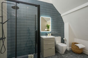 Douche, sèche-cheveux, serviettes fournies