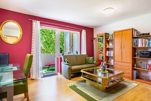 Un salon avec un canapé, une table basse et une bibliothèque.