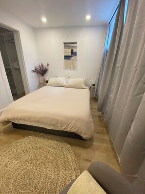1 bedroom, iron/ironing board, travel cot, free WiFi - Modern apartment with parking in the heart of Corso Italia (Toronto)