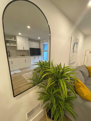 Smart TV - Modern apartment with parking in the heart of Corso Italia (Toronto)