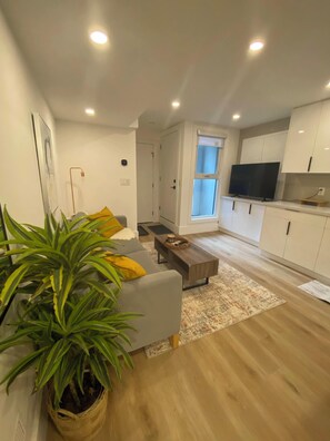 Smart TV - Modern apartment with parking in the heart of Corso Italia (Toronto)