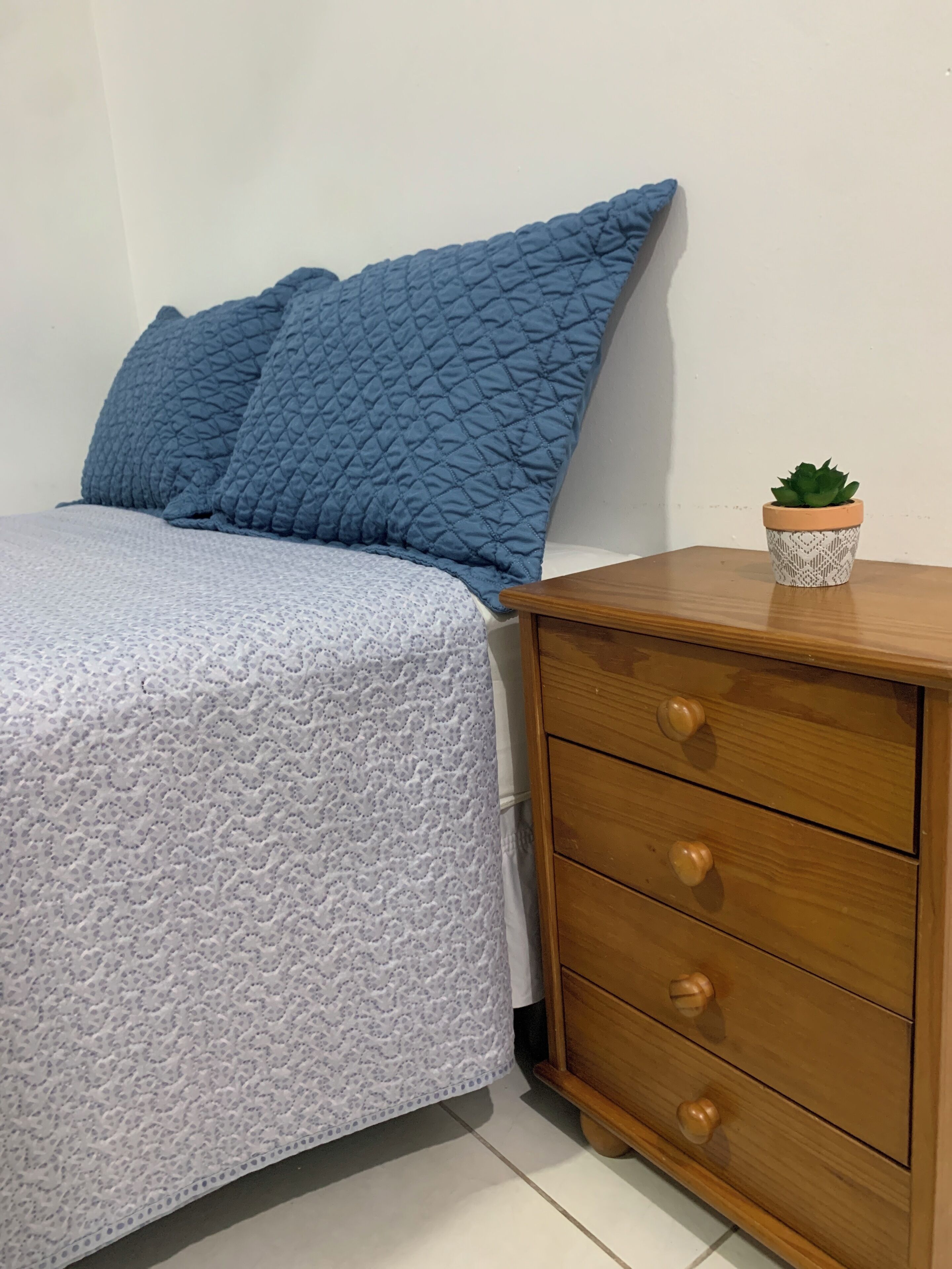 1 quarto, acesso à internet, roupa de cama